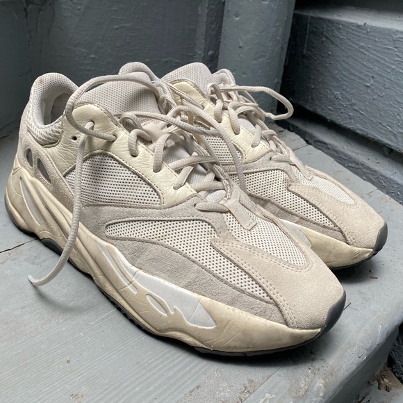 Yeezy Boost 700 Analog size 10
